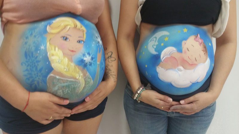 Exhibición pintando barrigas embarazadas